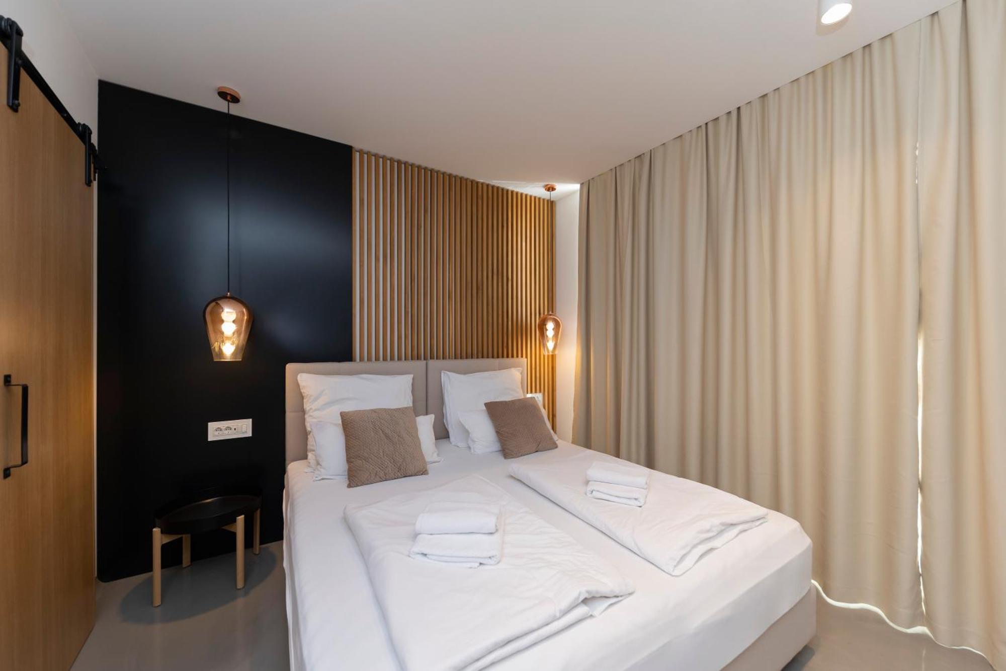 White By Belmont Realty Apartment *