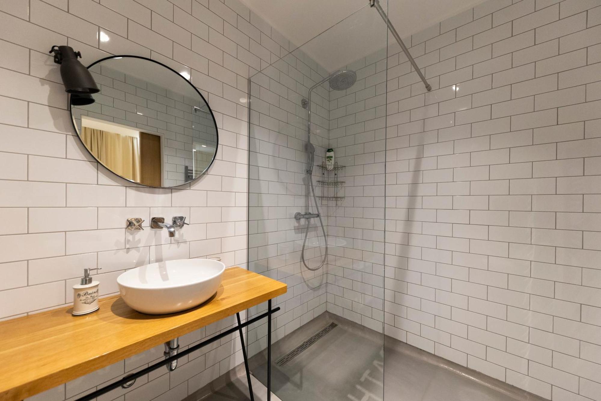 White By Belmont Realty Apartment *